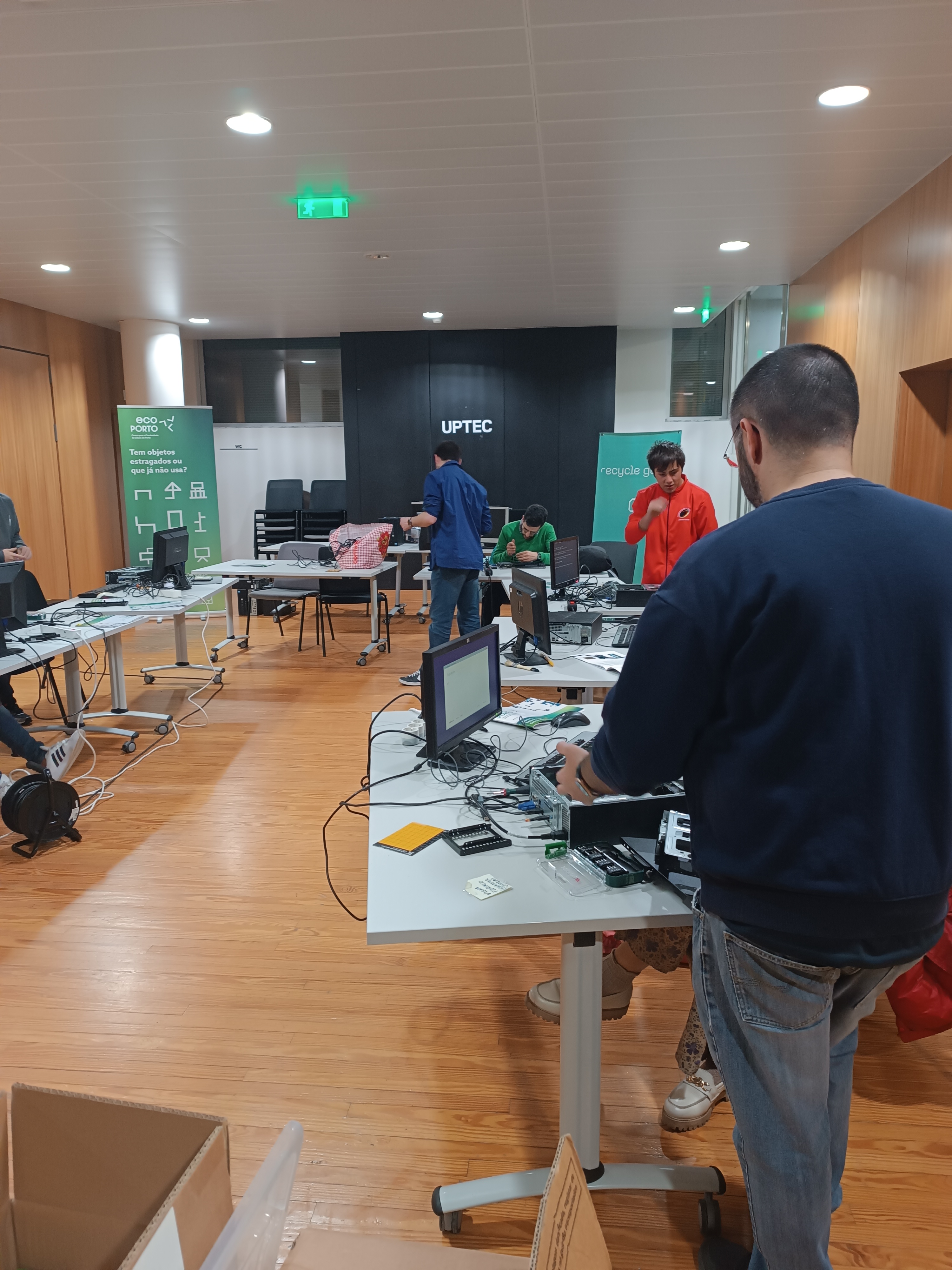 Sessões de capacitação em diagnóstico e reparação de computadores