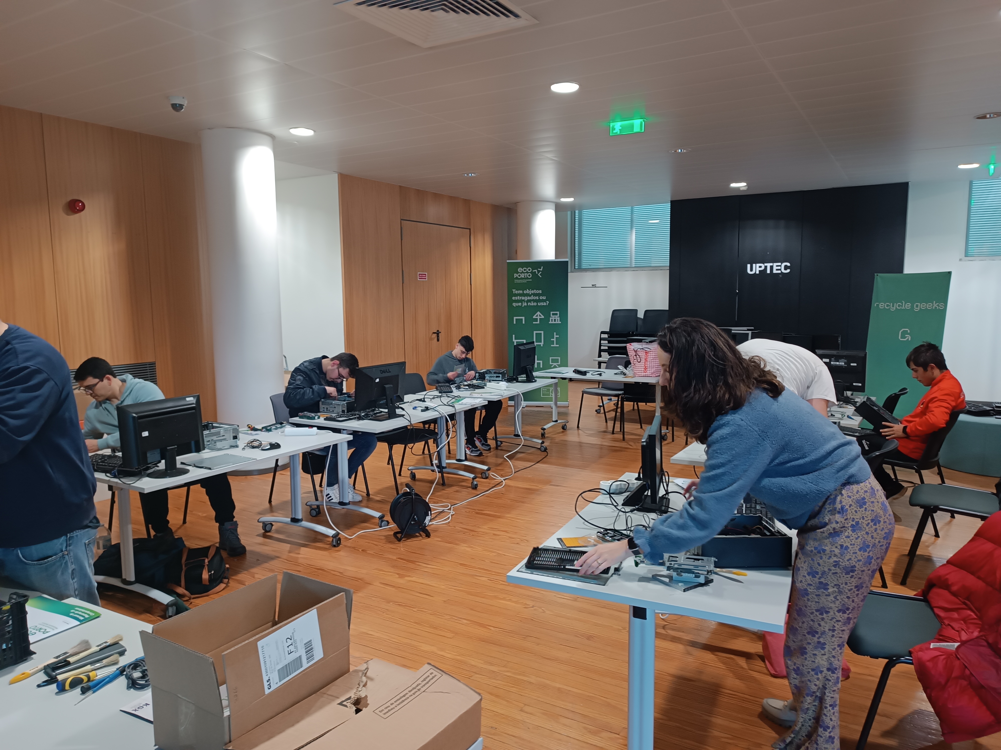 Sessões de capacitação em diagnóstico e reparação de computadores