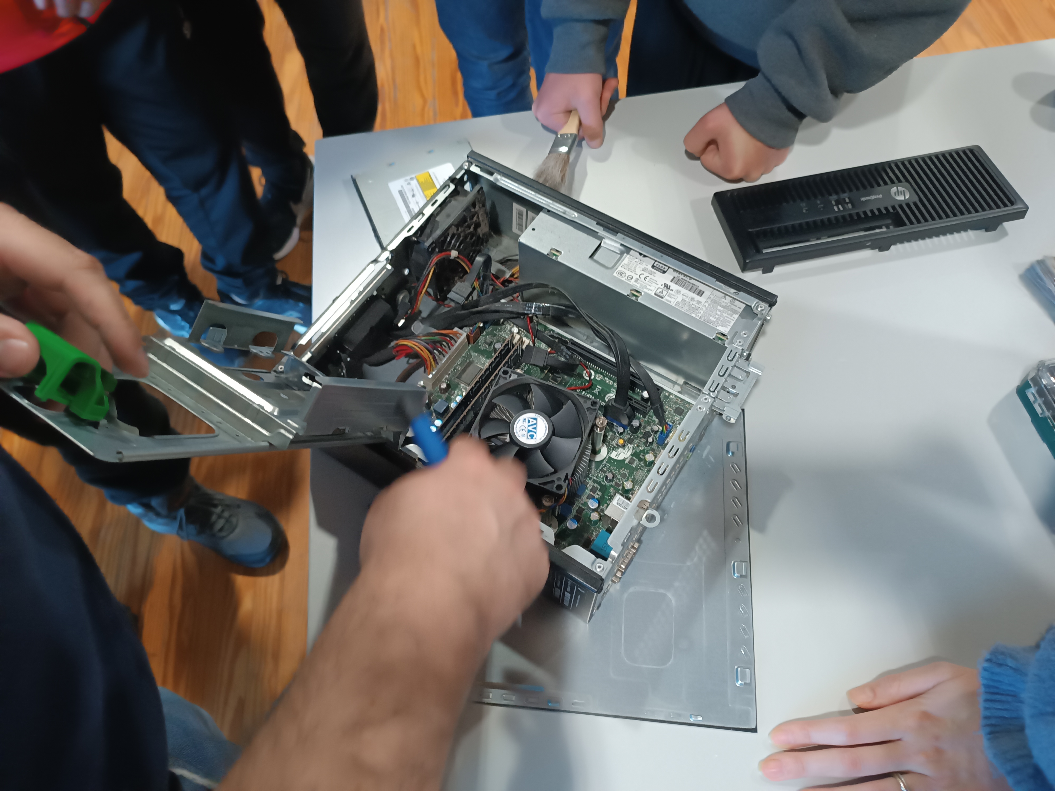 Sessões de capacitação em diagnóstico e reparação de computadores