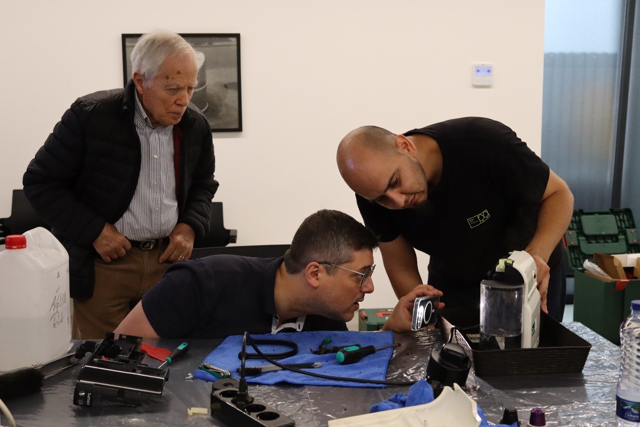 Entre chaves de fendas e boas conversas: o Repair Café voltou a juntar quem quer reparar em vez de descartar