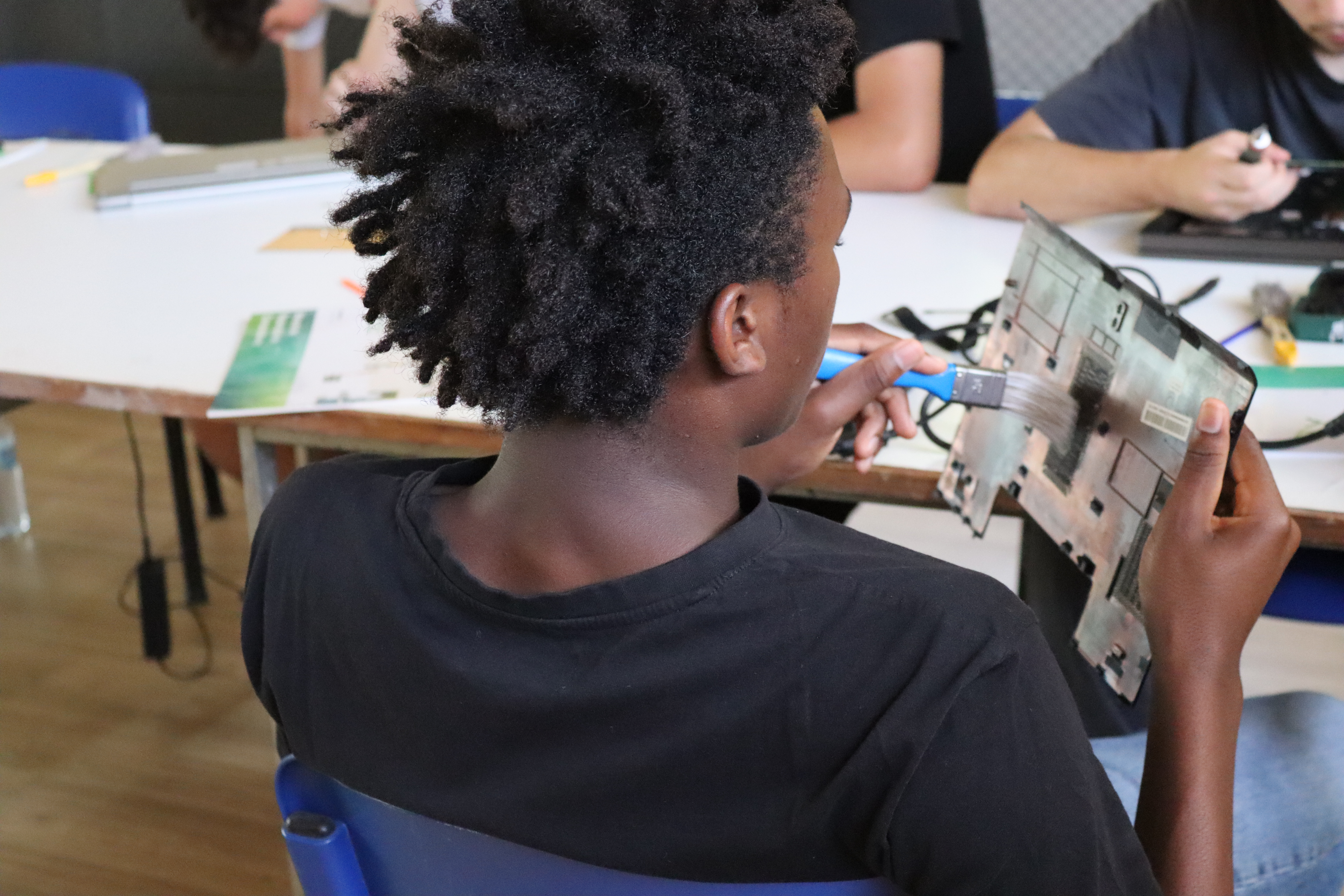 Jovens aprendem a desmontar e avaliar portáteis em sessão no Centro Juvenil de Campanhã